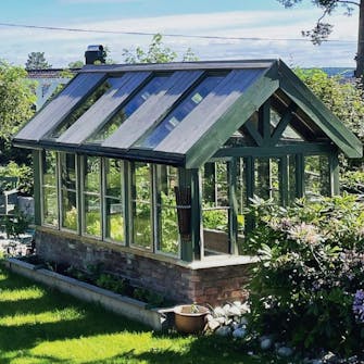 Kasvihuone vanhoista ikkunoista Kasvihuone vanhoista ikkunoista